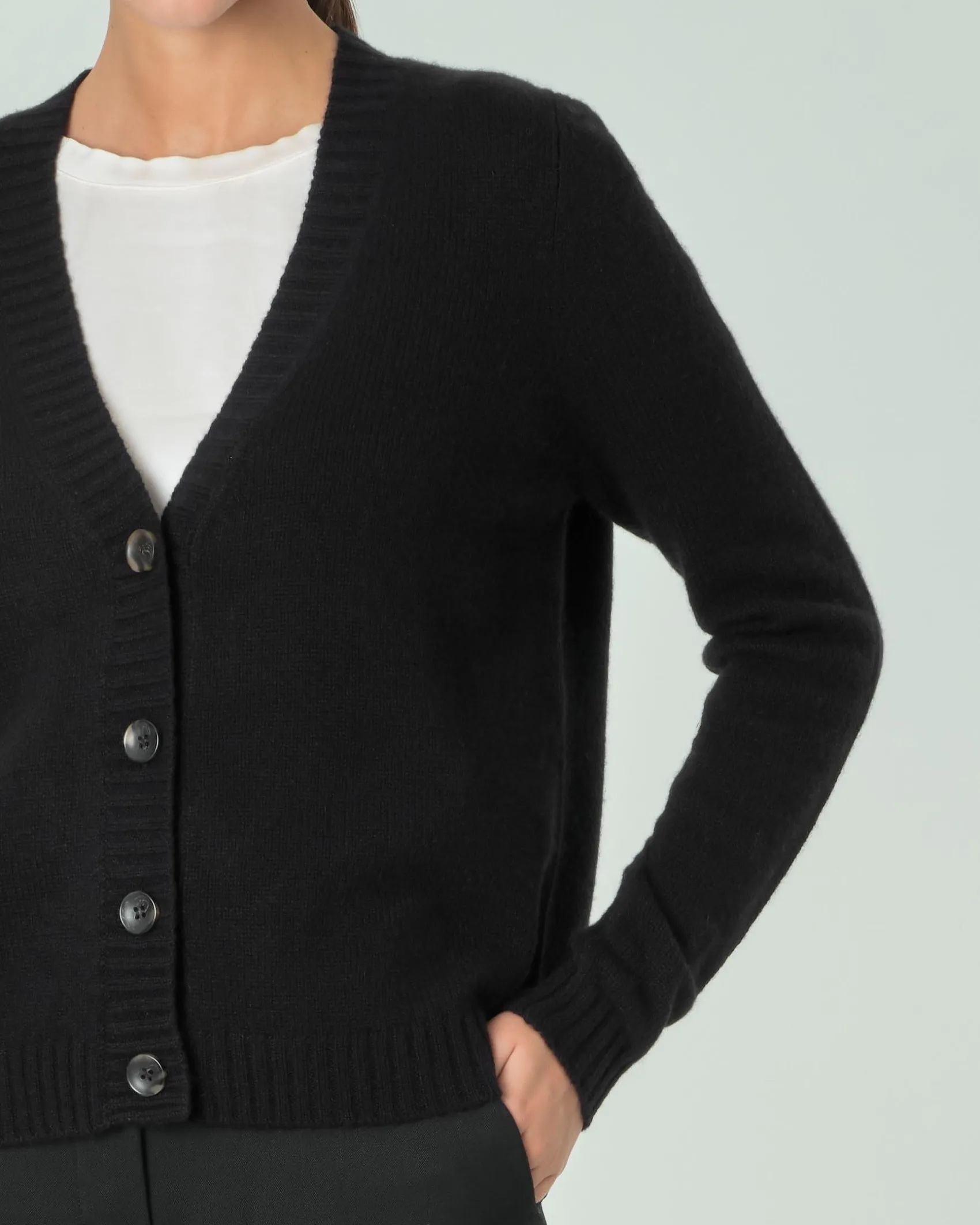 Cardigan nera in puro cashmere con scollo a V e chiusura a bottoni