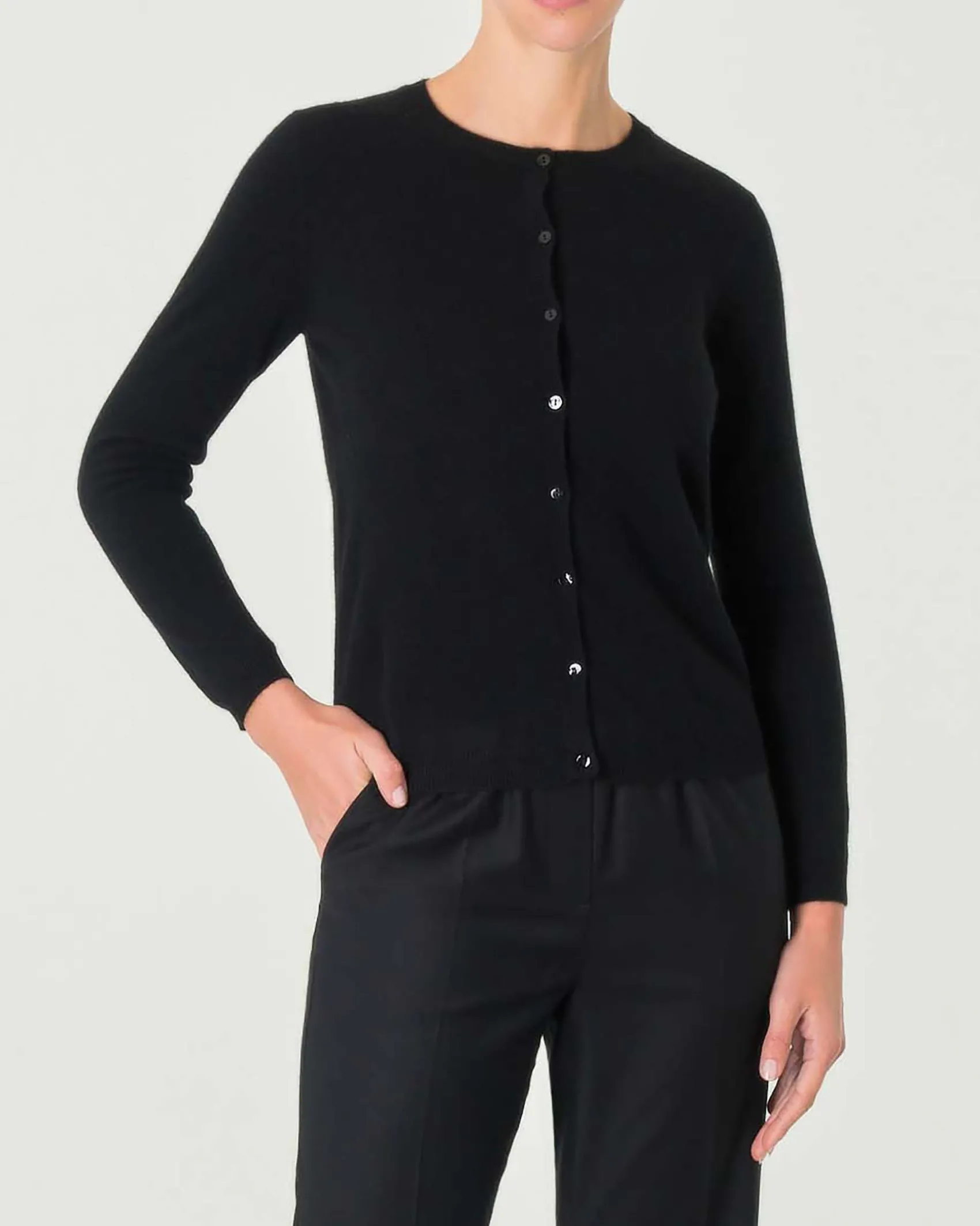 Cardigan nero girocollo in puro cashmere con chiusura a bottoni tono su tono