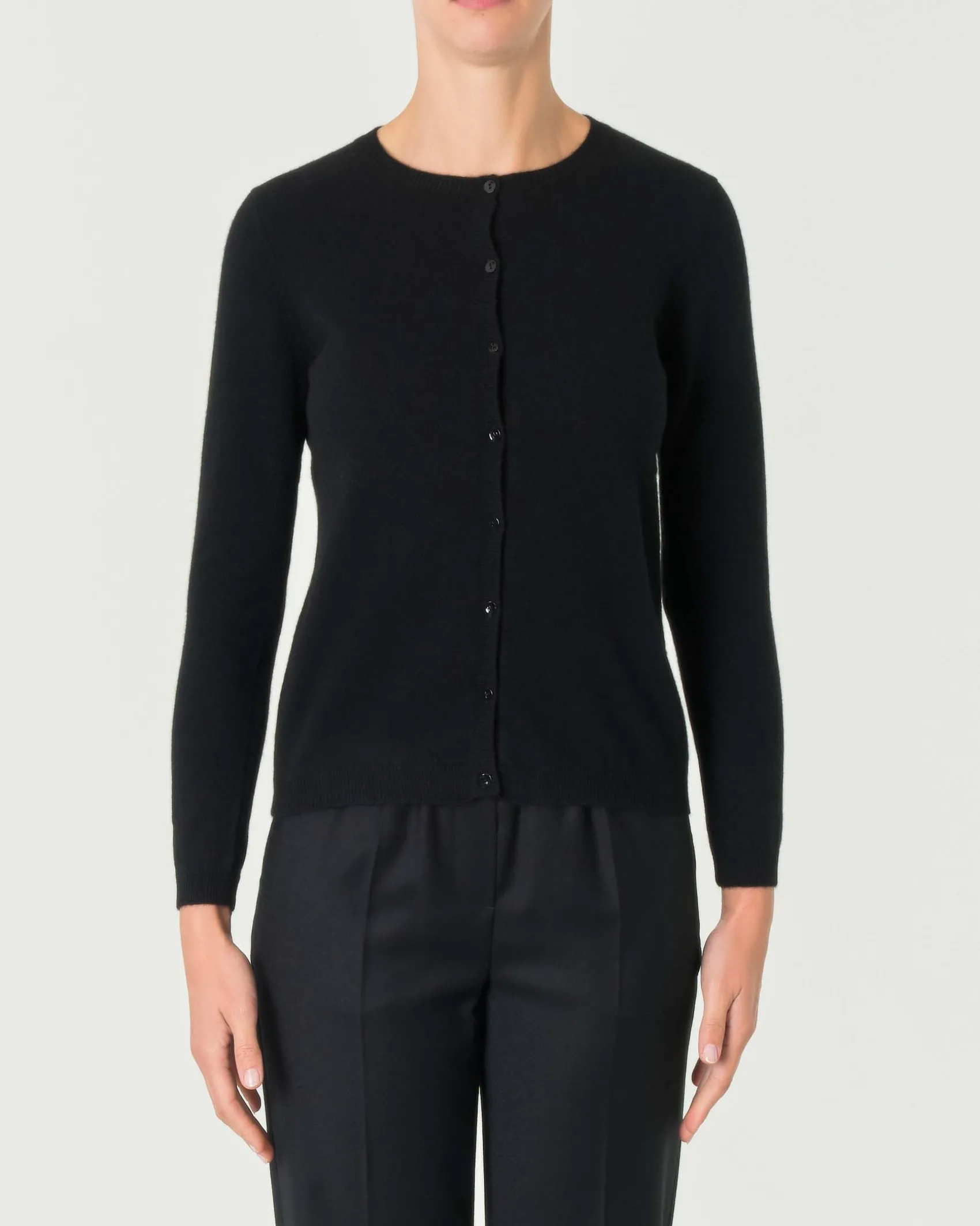 Cardigan nero girocollo in puro cashmere con chiusura a bottoni tono su tono