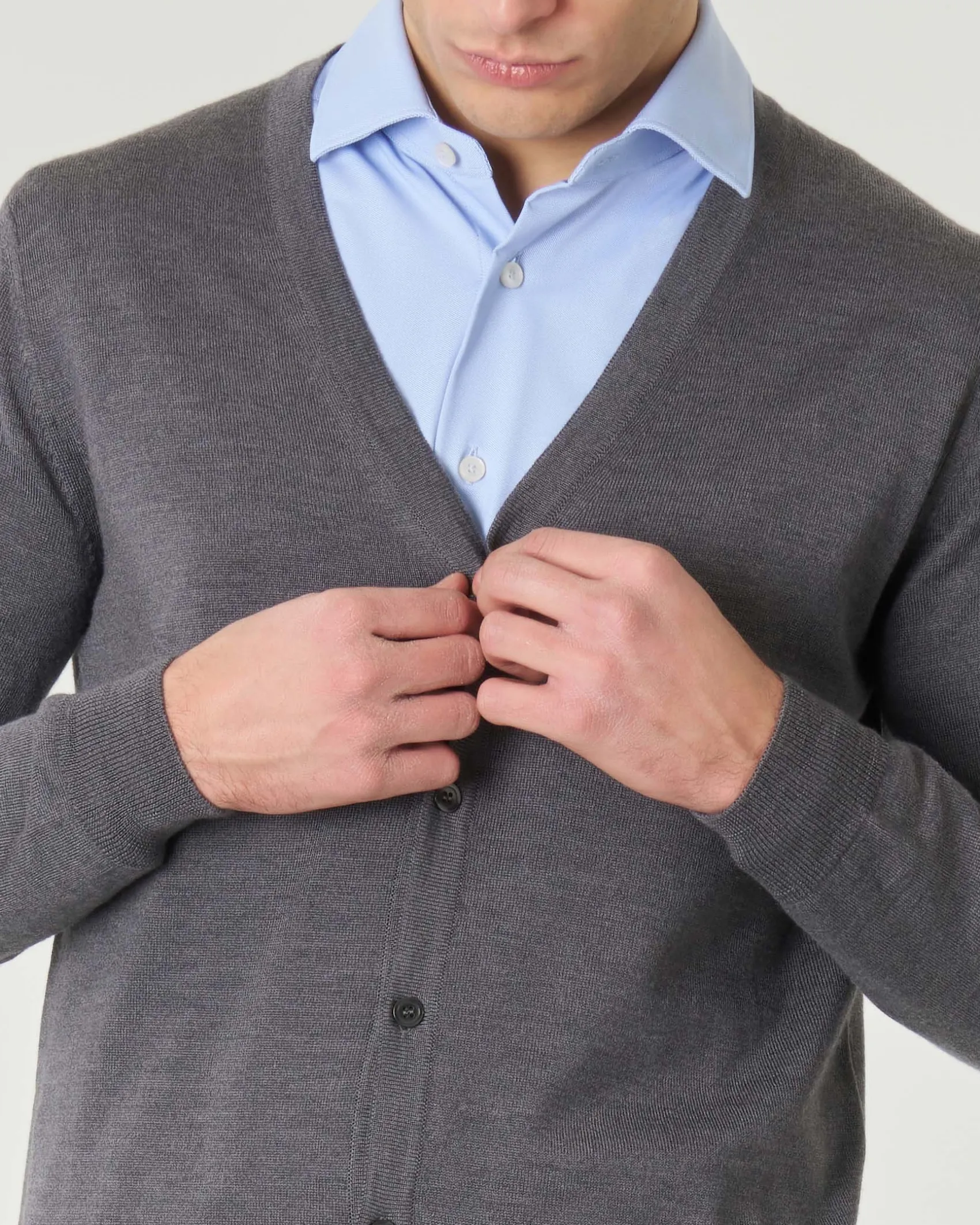 Cardigan Pellizzari grigio medio in pura lana merino con chiusura a bottoni