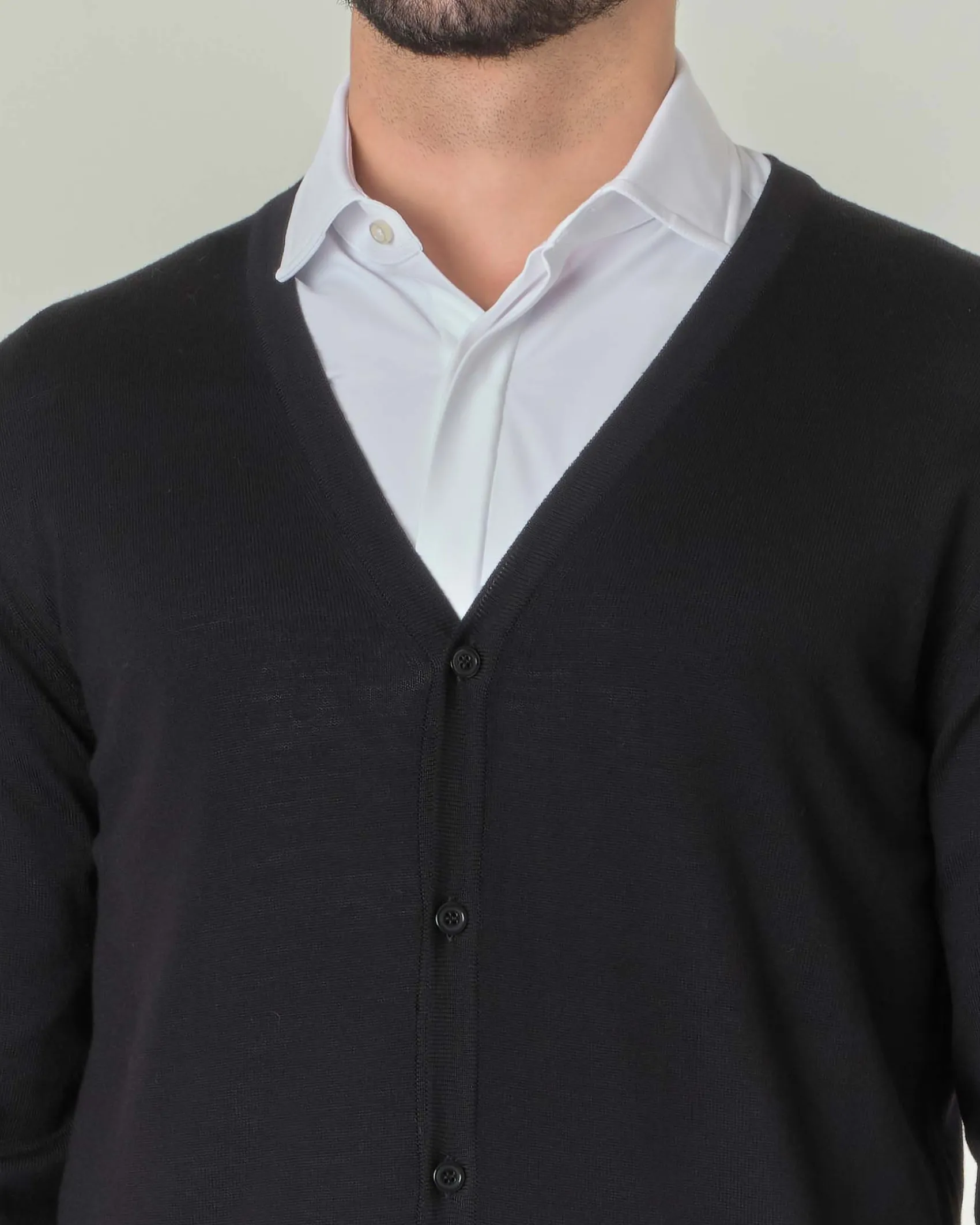 Cardigan Pellizzari nero in pura lana merino con chiusura a bottoni