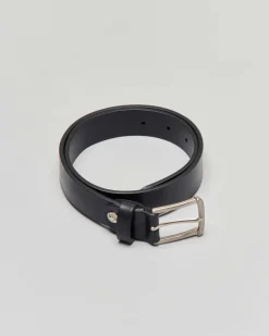 Cintura nera in pelle con fibbia in metallo