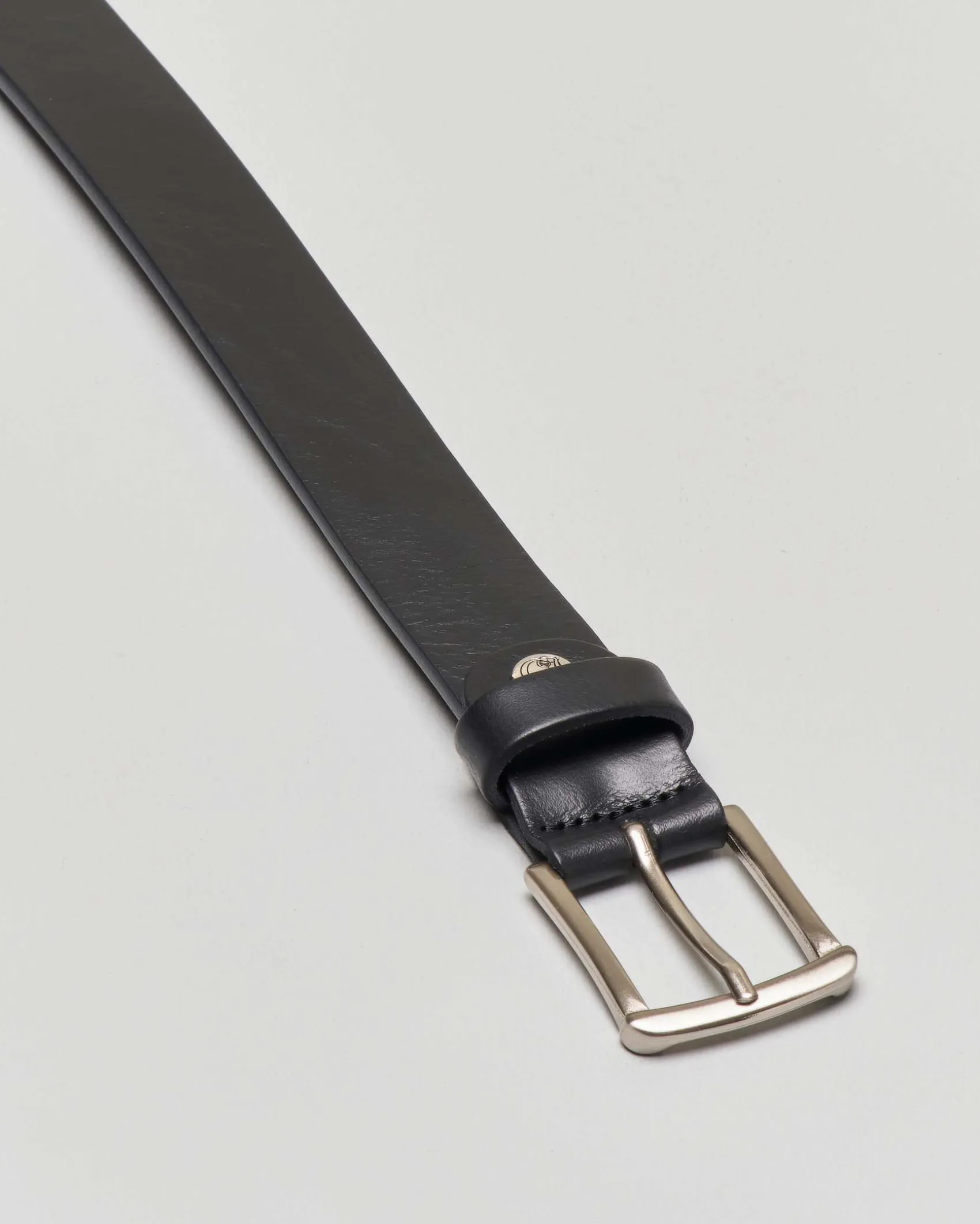 Cintura nera in pelle con fibbia in metallo