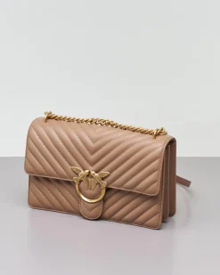 Classic Bag Chevron in pelle color cammello con fibbia Love Birds dorata e tracolla a catena regolabile