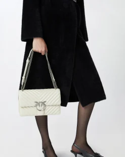 Classic Bag Chevron in pelle bianca con fibbia Love Birds argento e tracolla a catena regolabile