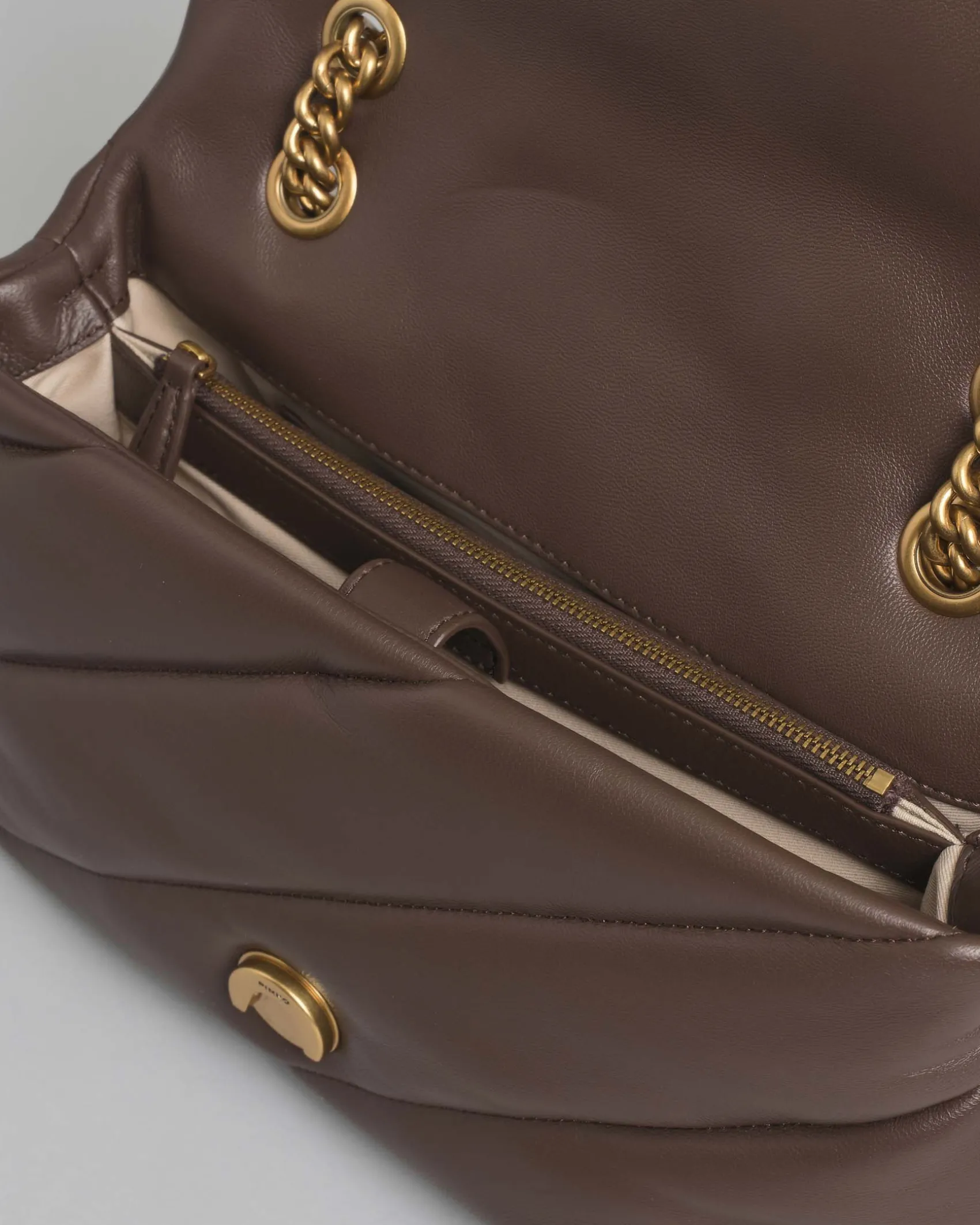 Classic Love Bag Puff Maxi Quilt Pinko marrone con fibbia Love Birds e tracolla a catena dorata