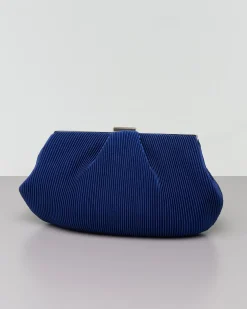Clutch blu in raso plissè con pieghe e chiusura a scatto in metallo