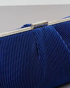 Clutch blu in raso plissè con pieghe e chiusura a scatto in metallo