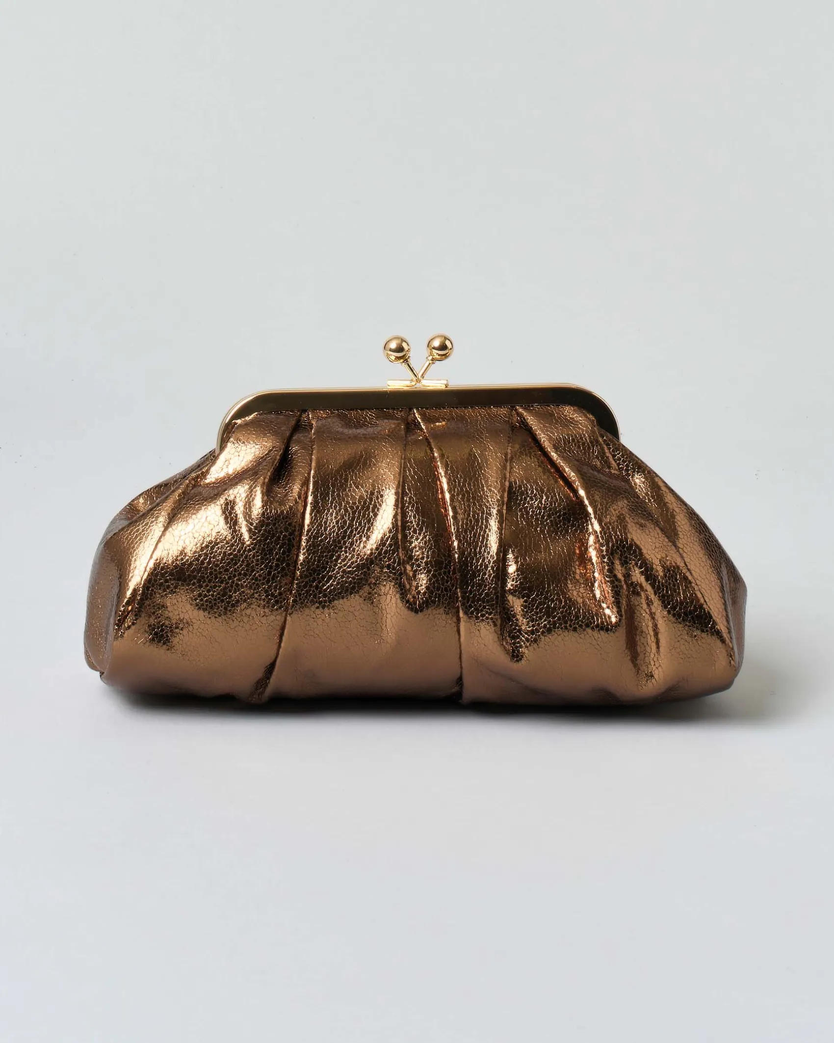 Clutch color bronzo Anna Cecere in similpelle effetto metallizzato cracklè con chiusura a sfere a scatto