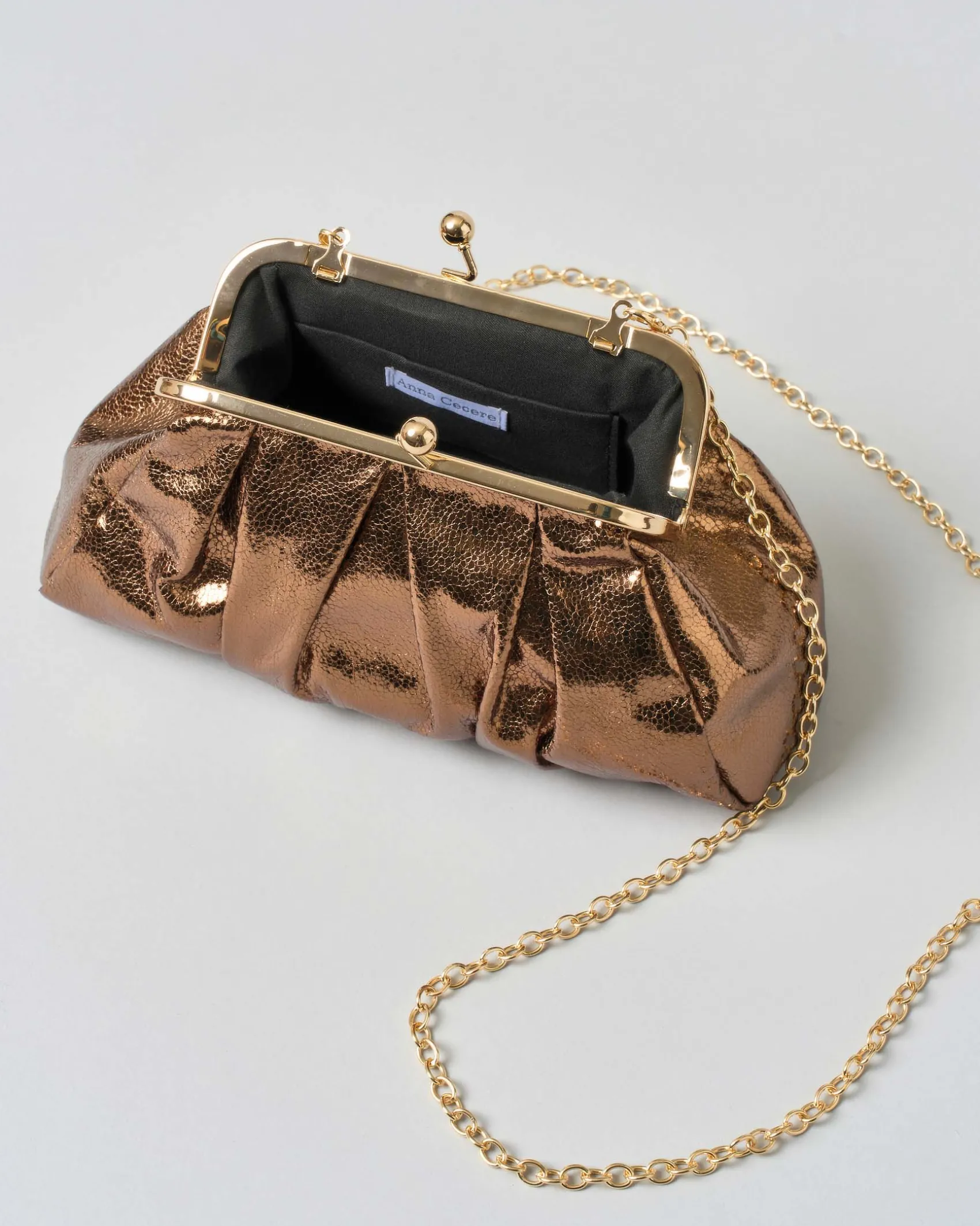 Clutch color bronzo Anna Cecere in similpelle effetto metallizzato cracklè con chiusura a sfere a scatto