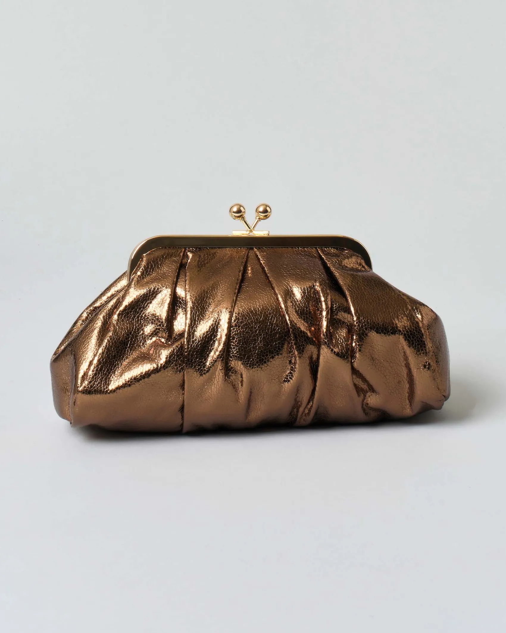 Clutch color bronzo Anna Cecere in similpelle effetto metallizzato cracklè con chiusura a sfere a scatto