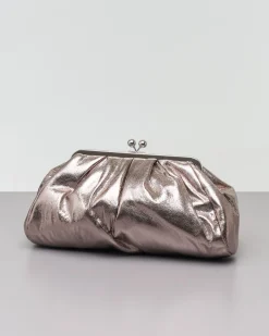 Clutch color peltro in similpelle effetto laminato con chiusura in metallo a sfere a scatto