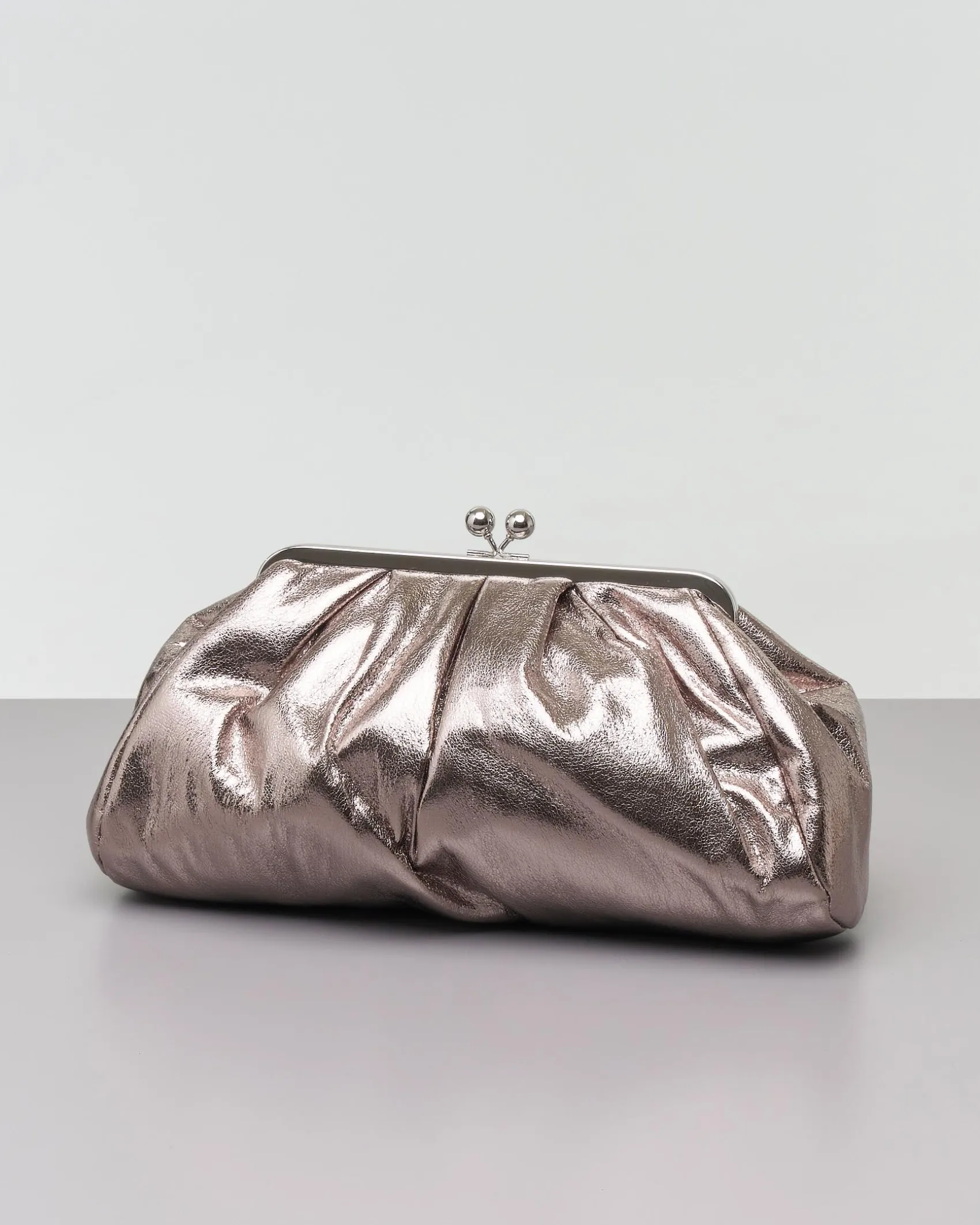 Clutch color peltro in similpelle effetto laminato con chiusura in metallo a sfere a scatto