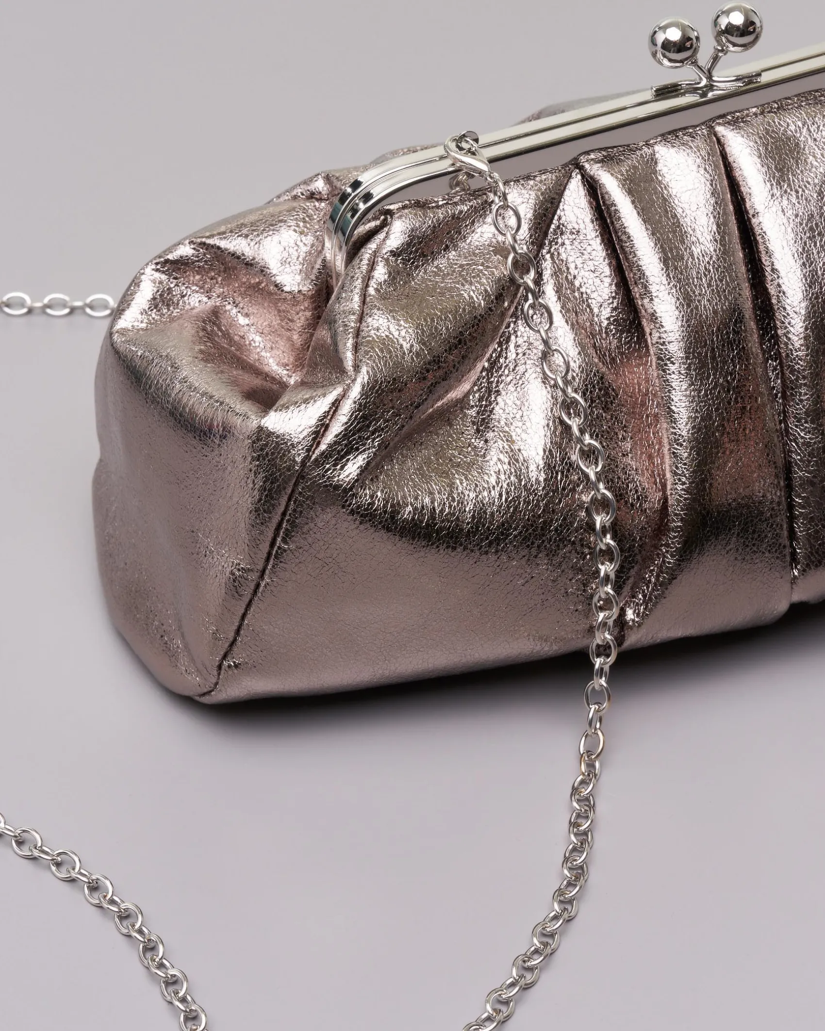 Clutch color peltro in similpelle effetto laminato con chiusura in metallo a sfere a scatto