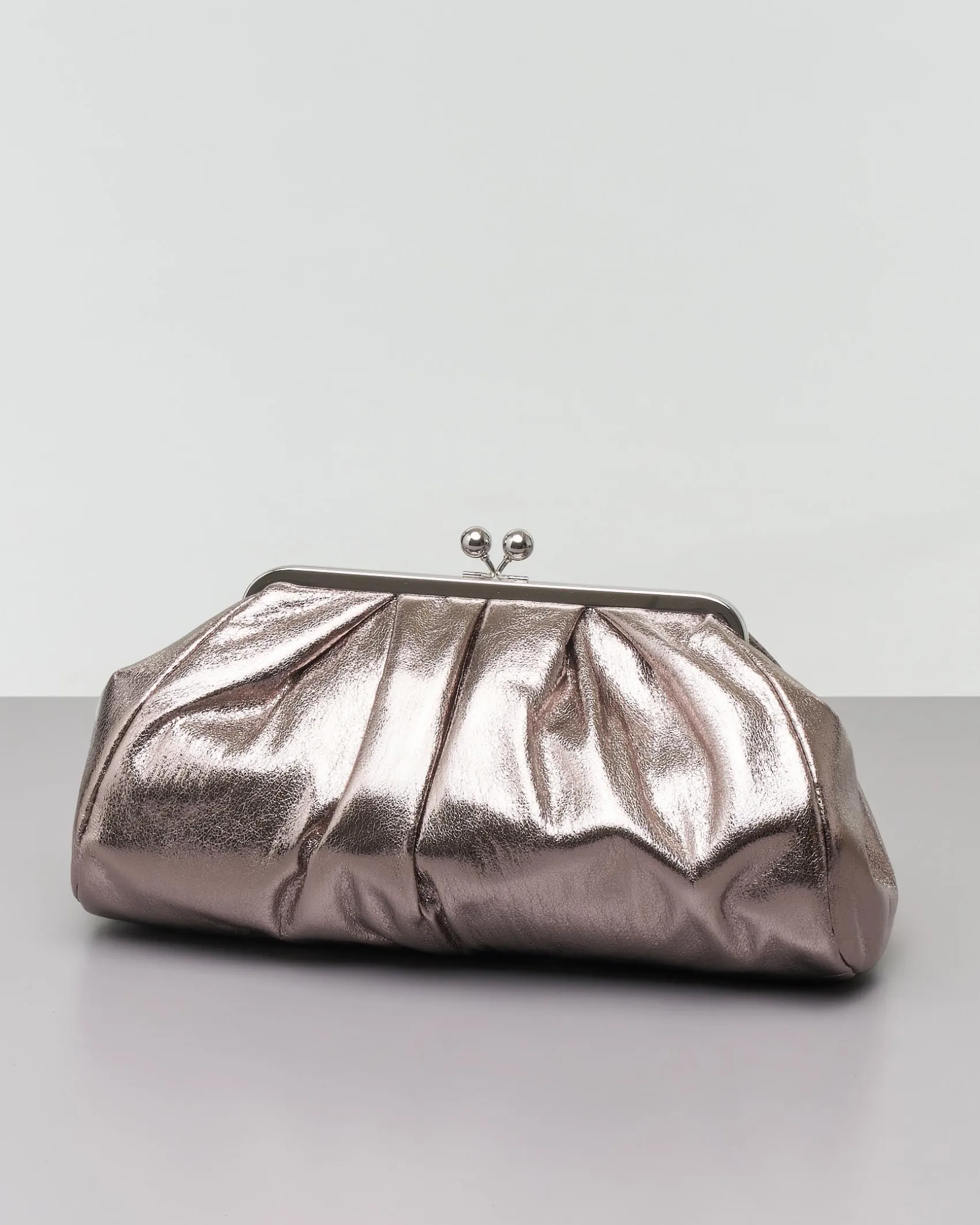 Clutch color peltro in similpelle effetto laminato con chiusura in metallo a sfere a scatto