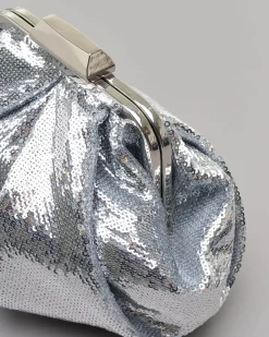 Clutch in paillettes argento con pieghe e chiusura a scatto in metallo