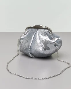 Clutch in paillettes argento con pieghe e chiusura a scatto in metallo