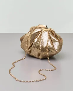 Clutch in paillettes color oro con pieghe e chiusura a scatto in metallo