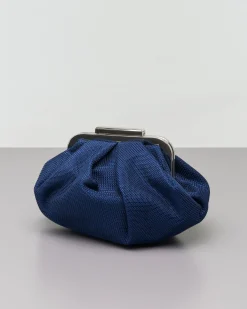 Clutch in tessuto blu lavorato a rete con pieghe e chiusura a scatto in metallo