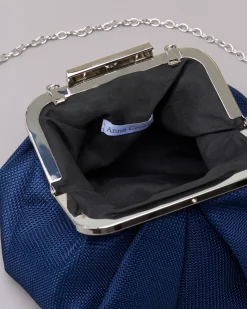 Clutch in tessuto blu lavorato a rete con pieghe e chiusura a scatto in metallo