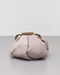 Clutch in tessuto color sabbia lavorato a rete con pieghe e chiusura a scatto in metallo