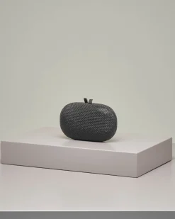 Clutch ovale con strass color nero applicati e chiusura a scatto