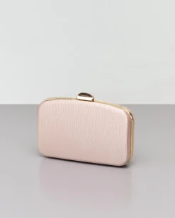 Clutch rigida color champagne in tessuto goffrato con profili e chiusura scatto in metallo dorato