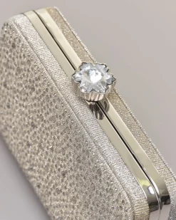 Clutch rigida color grigia in lurex con strass tono su tono applicati sul davanti e chiusura a gioiello a scatto