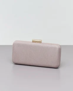 Clutch rigida color sabbia in tessuto lavorato a micro rete con chiusura a scatto tubolare in metallo dorato