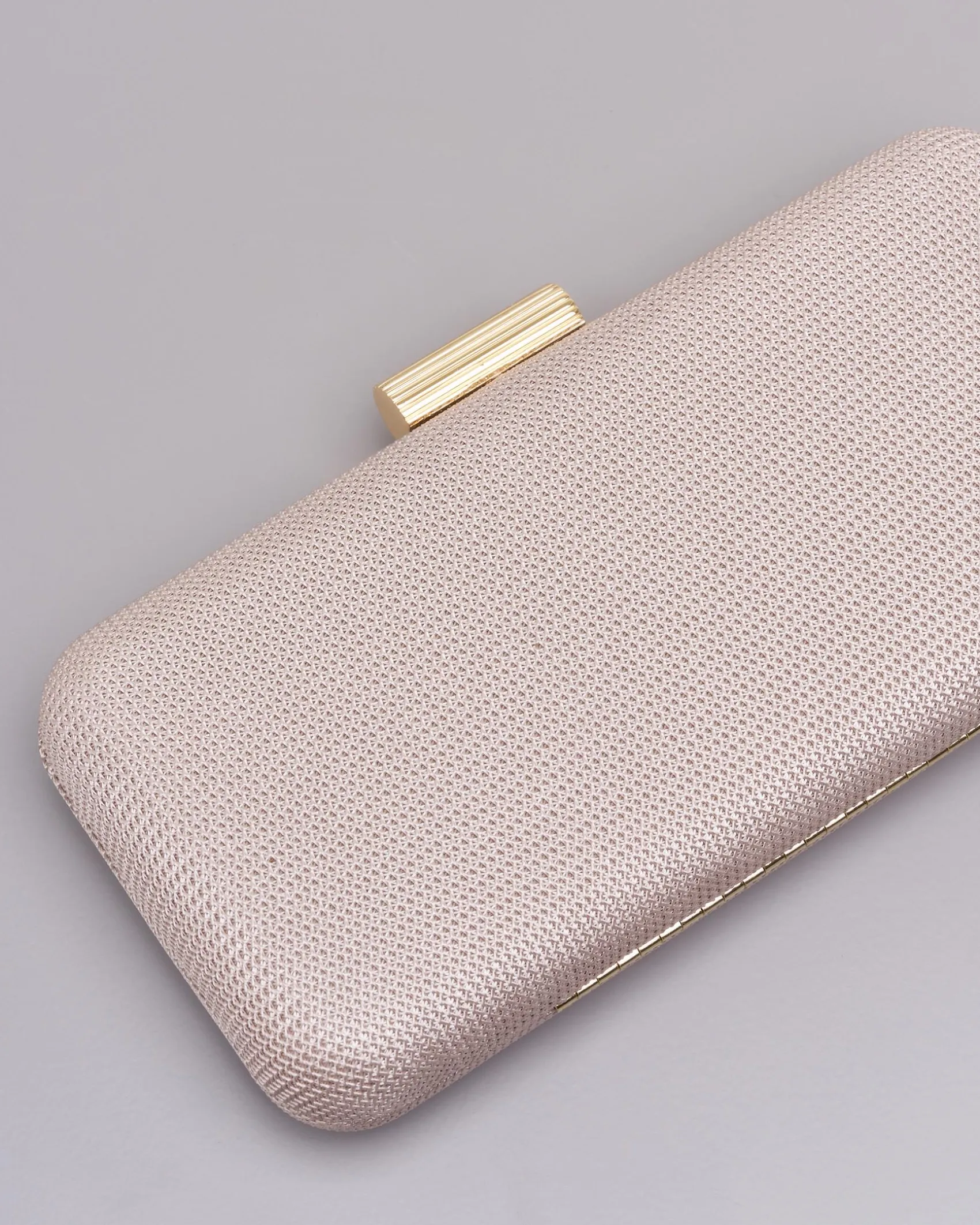 Clutch rigida color sabbia in tessuto lavorato a micro rete con chiusura a scatto tubolare in metallo dorato