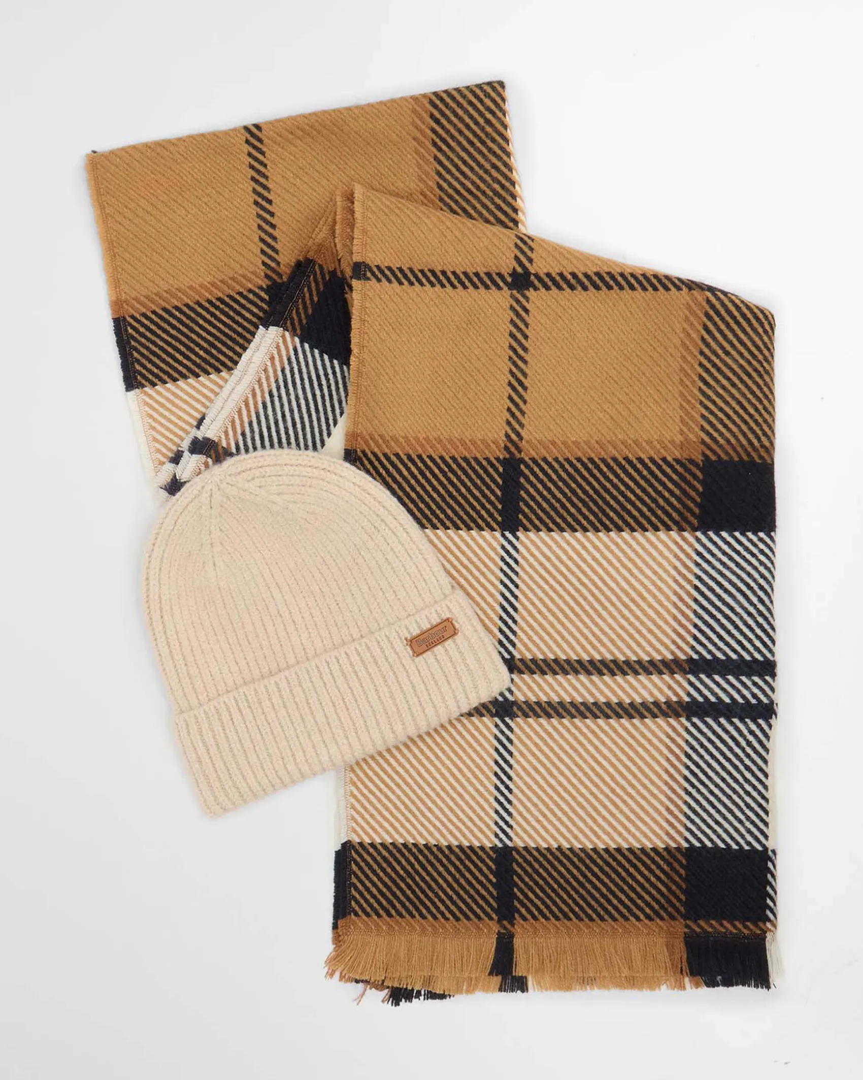 Cofanetto Barbour con sciarpa a fantasia tartan cammello e blu con berretto avorio a coste con risvolto