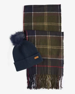 Cofanetto Barbour con sciarpa a fantasia tartan verde e blu con berretto blu a coste con pon pon abbinato in ecopelliccia