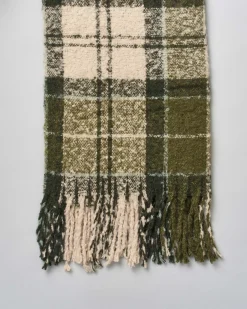 Cofanetto Barbour sciarpa a fantasia tartan verde e avorio e berretto verde a coste con pon pon in ecopelliccia