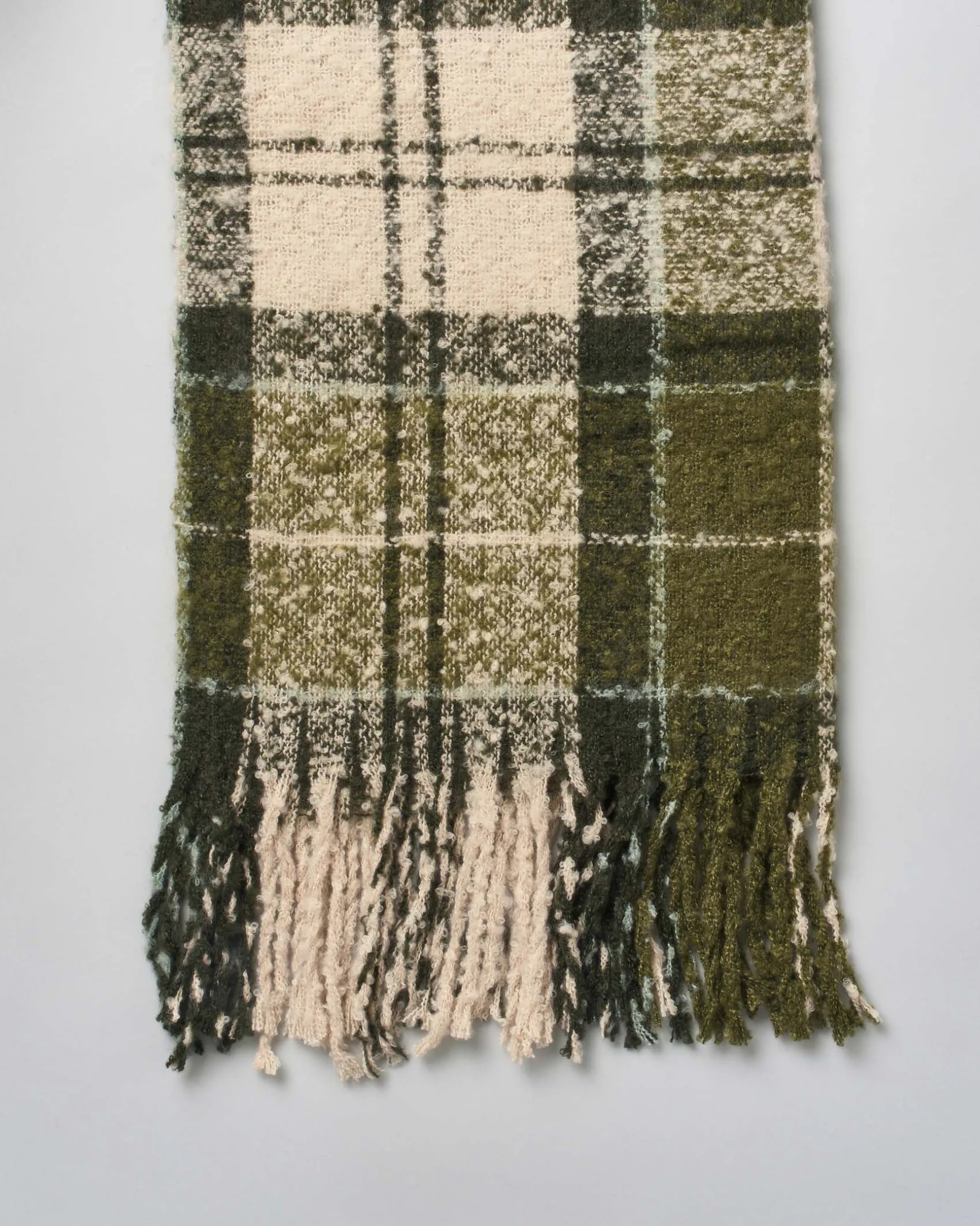 Cofanetto Barbour sciarpa a fantasia tartan verde e avorio e berretto verde a coste con pon pon in ecopelliccia