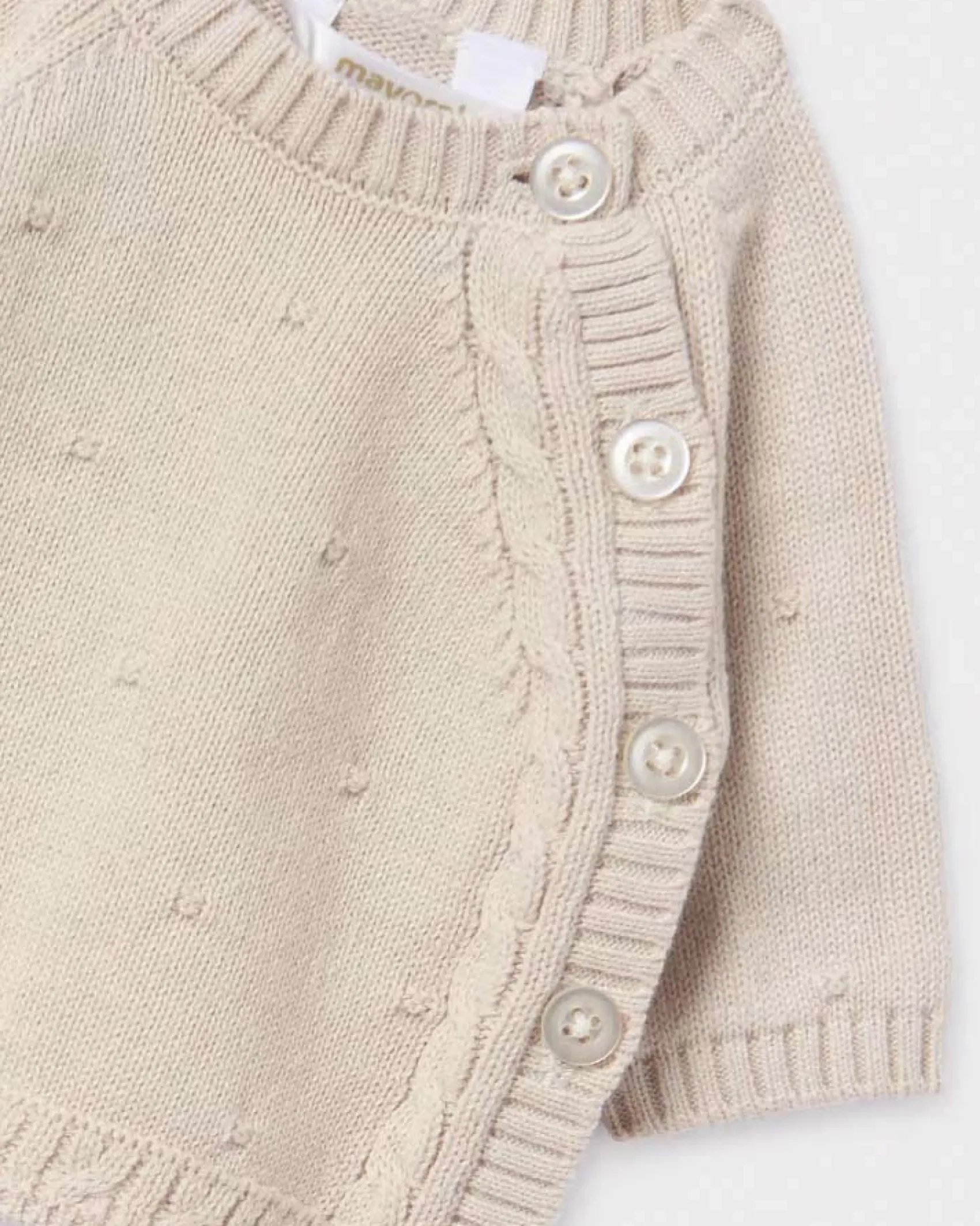 Completo beige in maglia di cotone con cappellino abbinato
