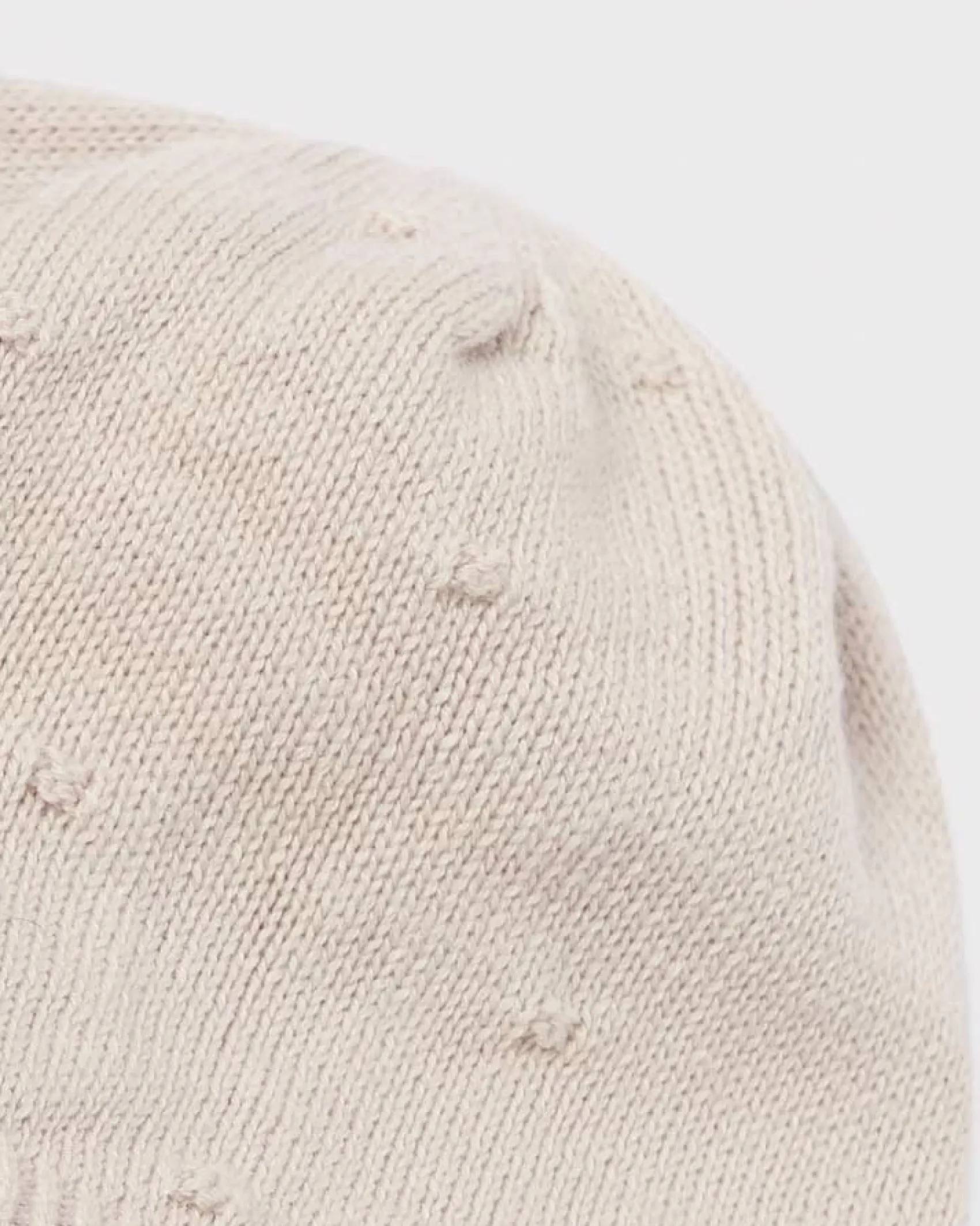Completo beige in maglia di cotone con cappellino abbinato