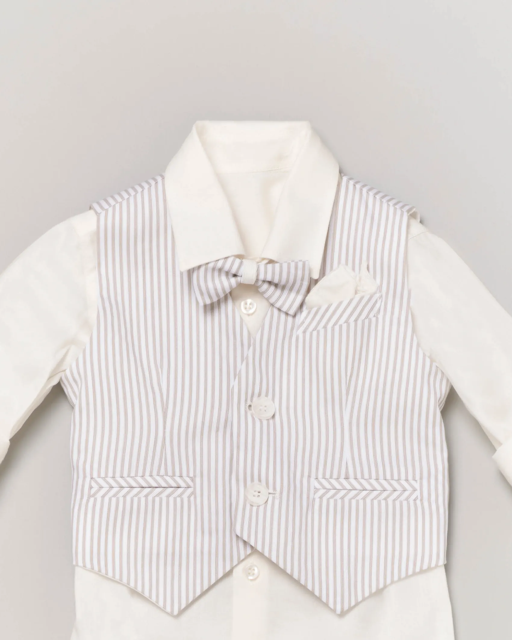 Completo composto da camicia bianca con gilet e pantalone a righe panna e beige 9-36 mesi