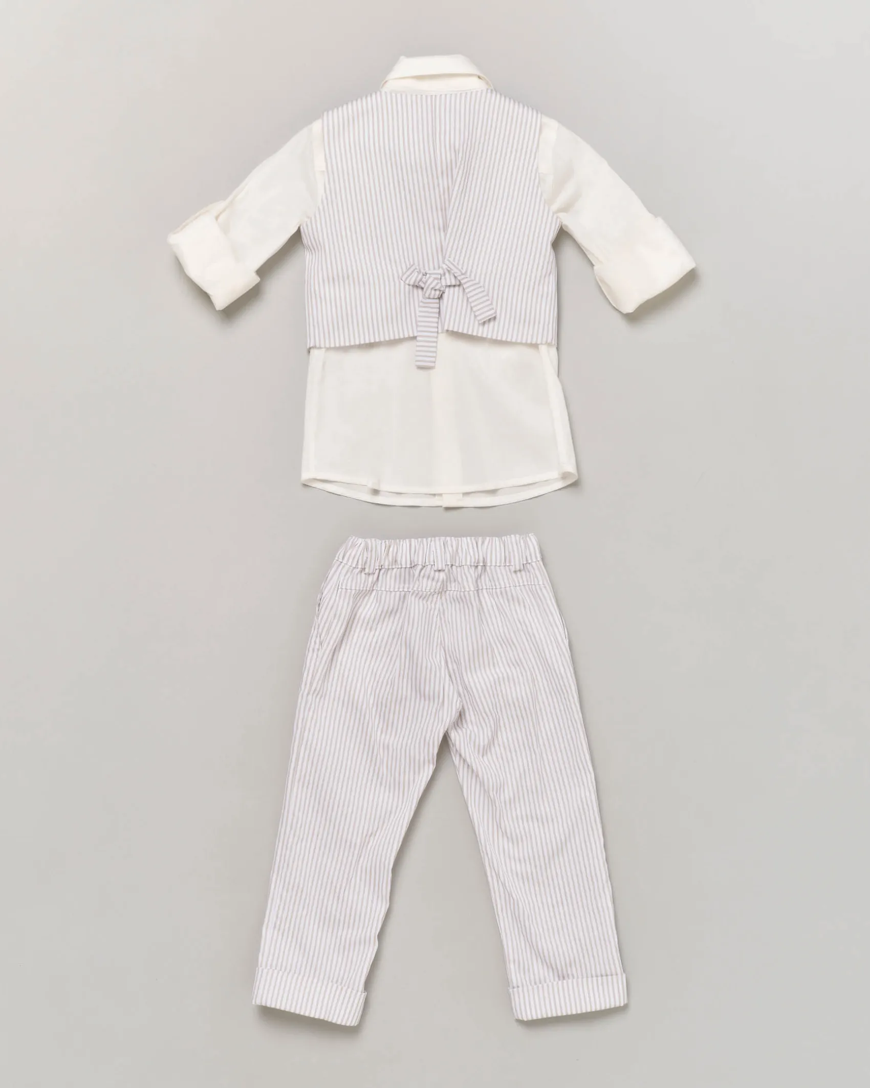 Completo composto da camicia bianca con gilet e pantalone a righe panna e beige 9-36 mesi