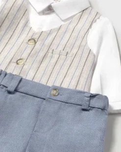 Completo composto da camicia bianca gilet a righe e bermuda avio