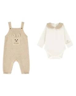Completo Guess beige e bianco con salopette tricot e body