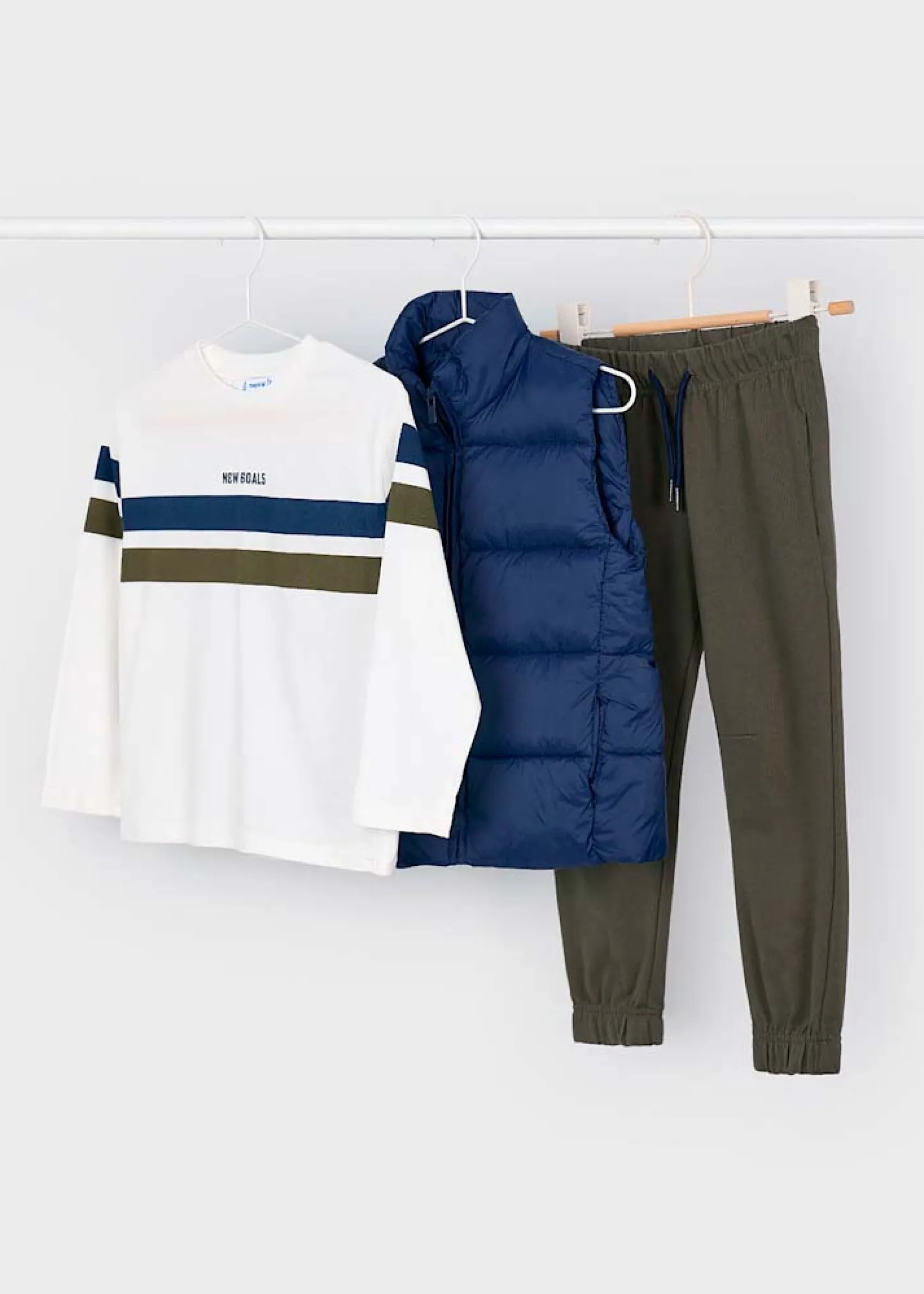 Completo Mayoral composto da gilet blu maglietta color avorio a maniche lunghe e pantalone lungo verde militare