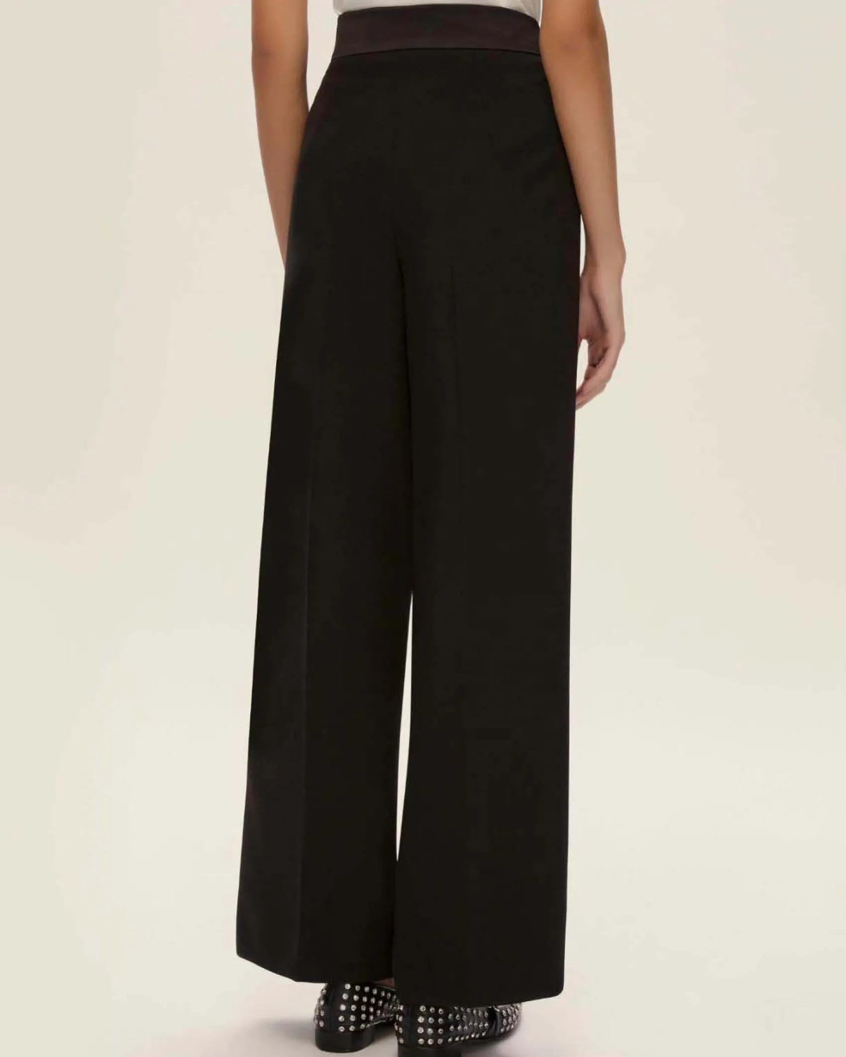 Completo nero Emme Marella a bustier con scollo a cuore e pantalone straight con vita in raso