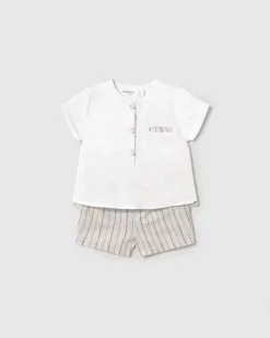 Completo t-shirt serafino bianca e bermuda beige a righe in misto lino