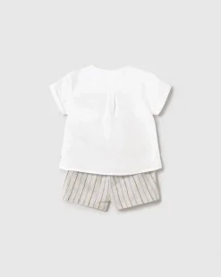 Completo t-shirt serafino bianca e bermuda beige a righe in misto lino