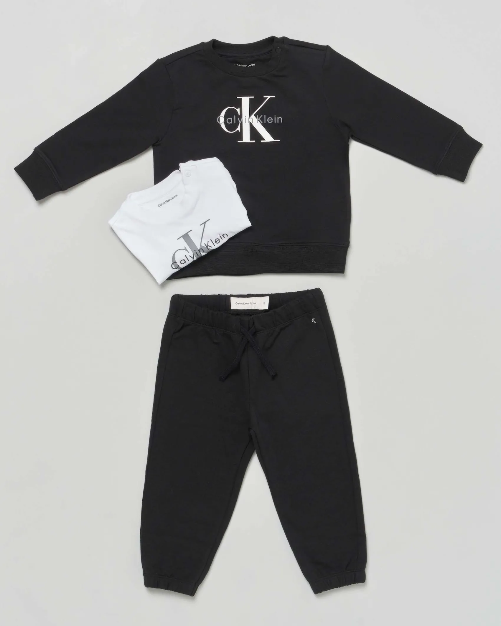 Completo tuta Calvin Klein nera con t-shirt bianca