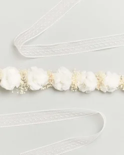 Coroncina con fiori bianchi e fiocco