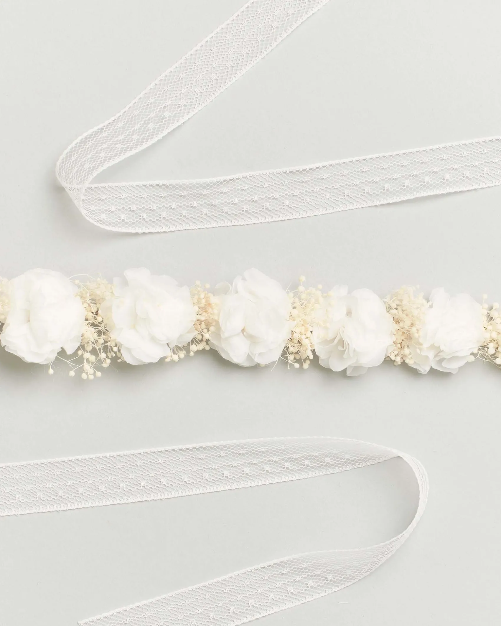 Coroncina con fiori bianchi e fiocco