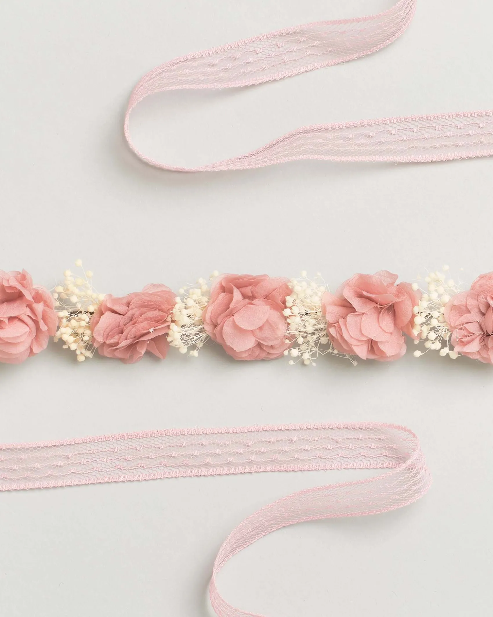Coroncina con fiori rosa e fiocco