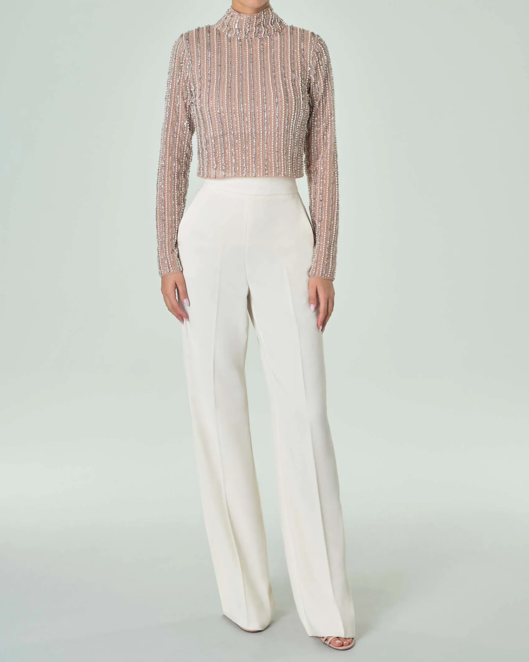 Crop top color taupe in tulle con maniche lunghe e ricamo in paillettes all over