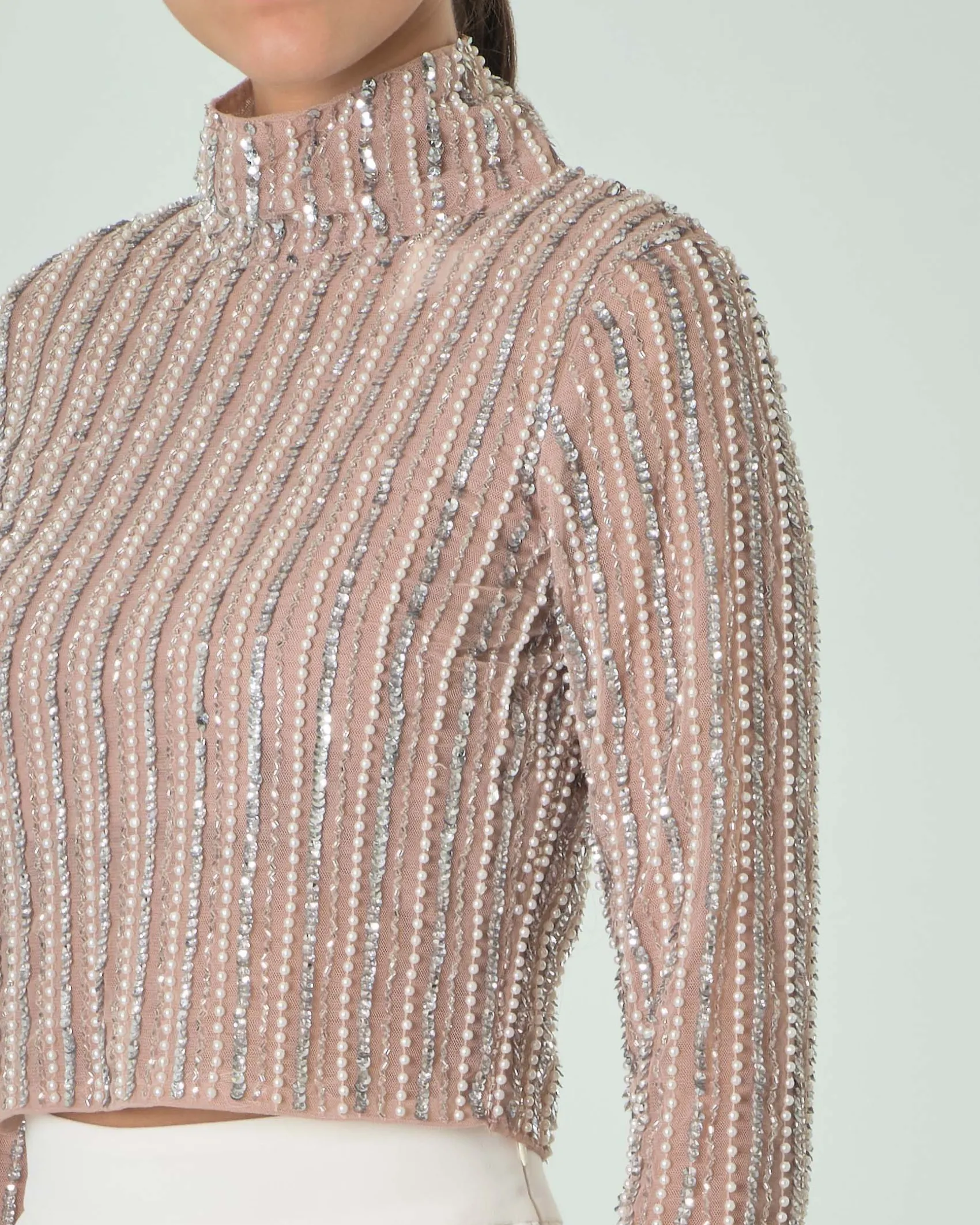 Crop top color taupe in tulle con maniche lunghe e ricamo in paillettes all over